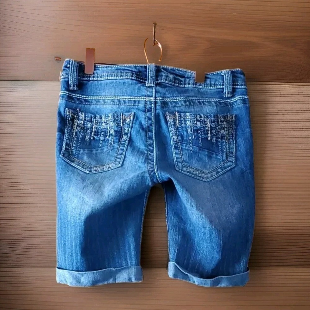 No Boundaries Medium fade Bermuda jean Shorts Sz 1 cuffed light distress stretch - Picture 2 of 8